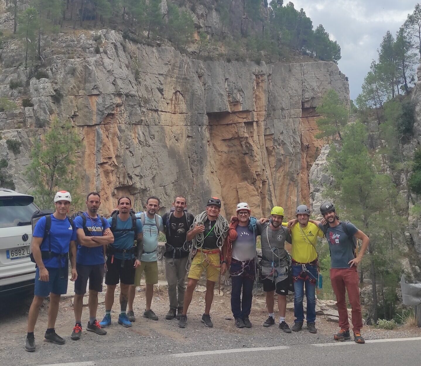 Escaladores en vía larga durante la tecnificación en escalada — promoción 2025/26