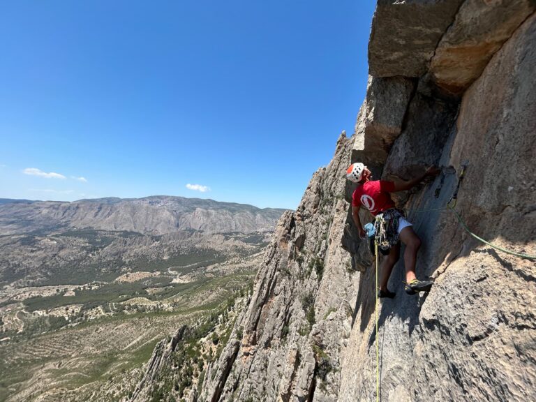 Hermanos de aguja (7b (6c/A1 oblig), 500m) – Puig Campana