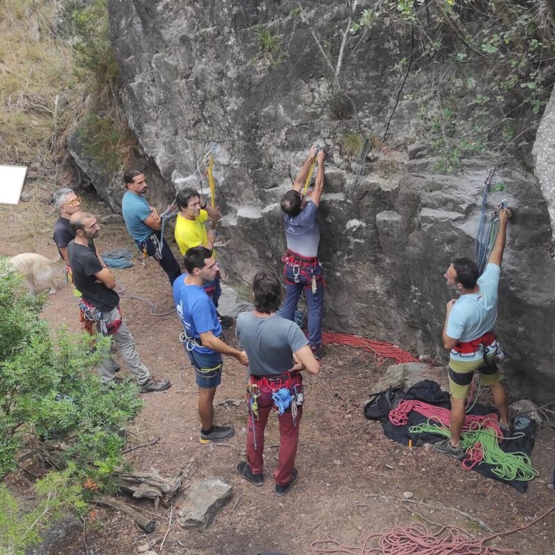 Prácticas de escalada de varios largos en la tecnificación en escalada — Destino Climbing