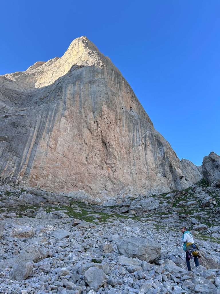 Escalador al pie de la cara Oeste del Naranjo de Bulnes (Picu Urriellu)