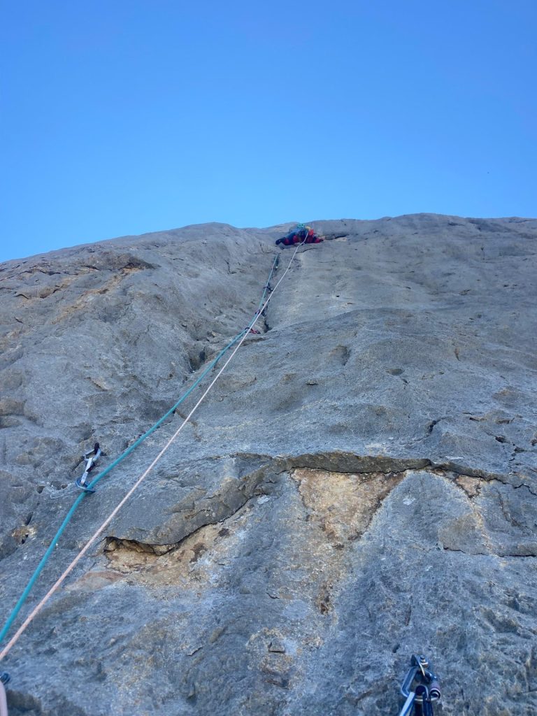 Cordada progresando por un largo del Naranjo de Bulnes