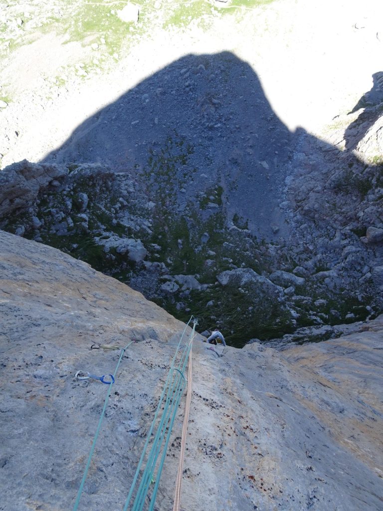 Vista desde una reunión del Naranjo de Bulnes, con la sombra del Picu en la base