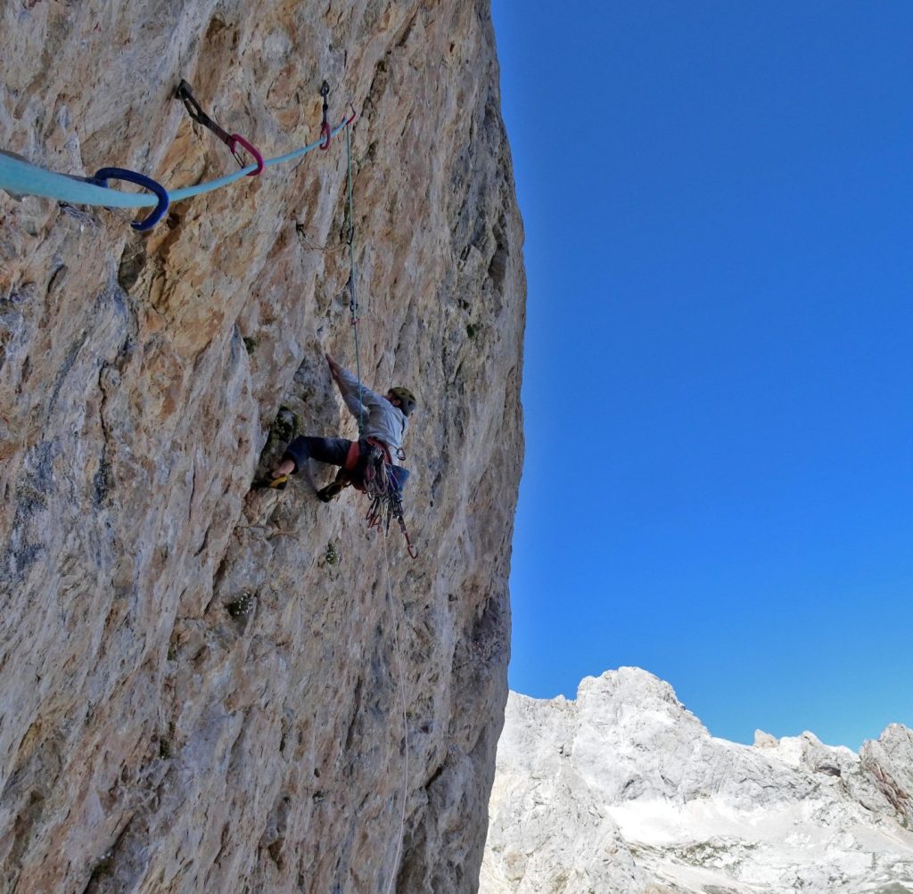 Escalador en un largo vertical de caliza en el Naranjo de Bulnes