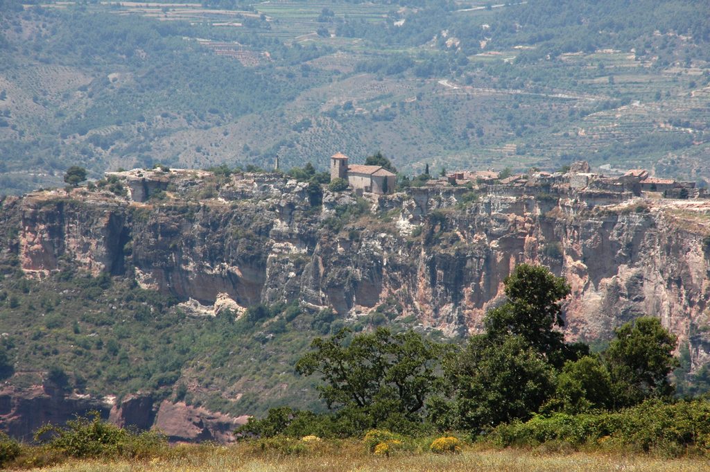 Vista del pueblo de Siurana sobre el cantil, con la iglesia y las casas al borde del acantilado