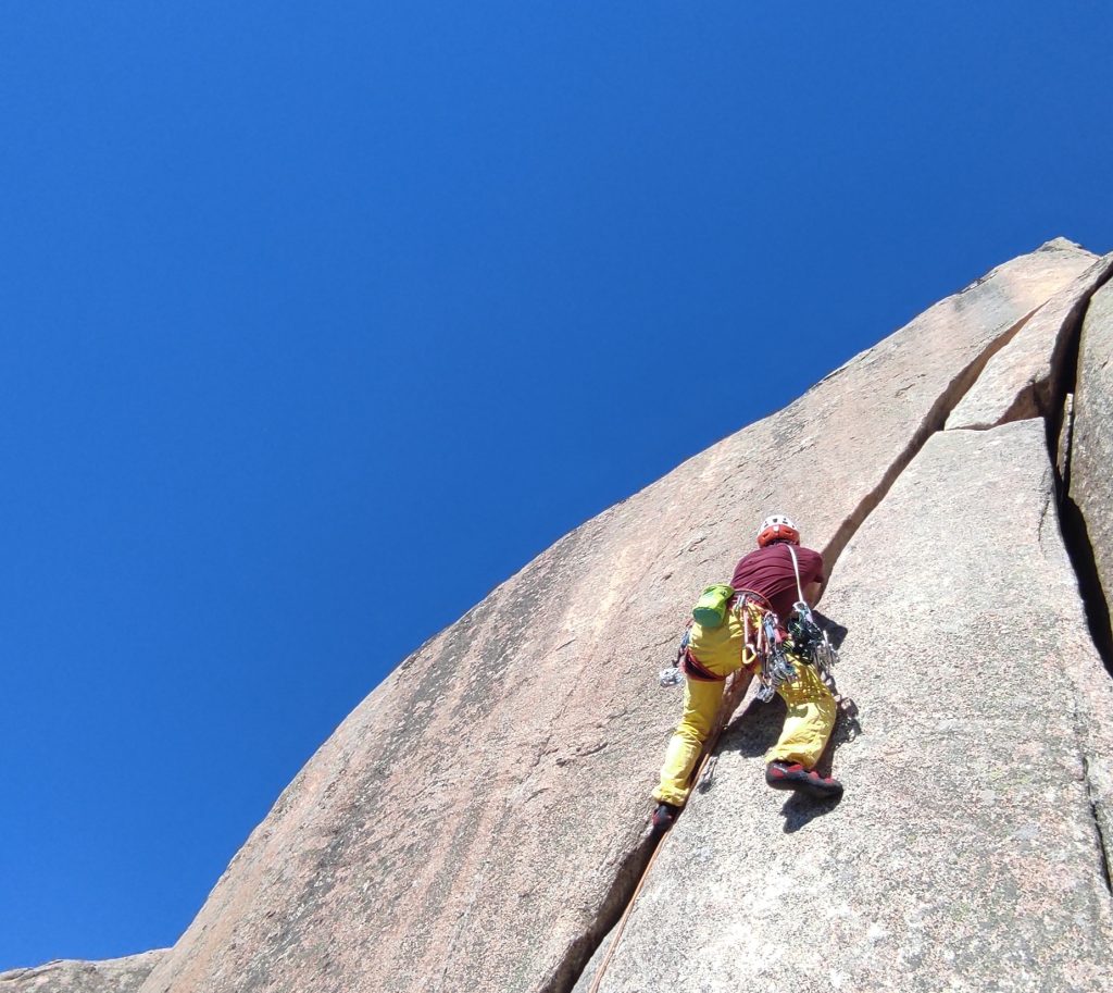 Escalador en una fisura de granito del Pico de la Miel, en La Cabrera