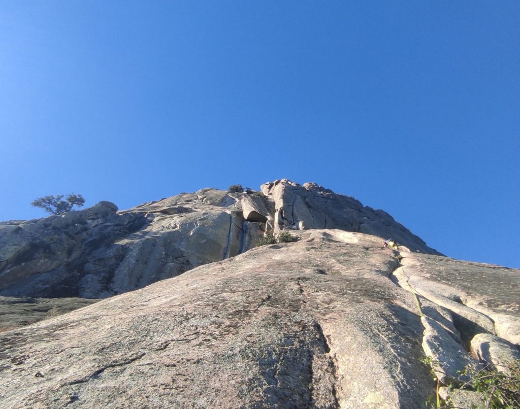 Escalada en La Cabrera - Pico de la Miel - Destinoclimbing.com