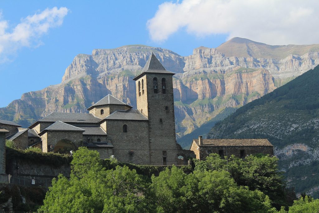 Iglesia de Torla con el macizo de Ordesa al fondo