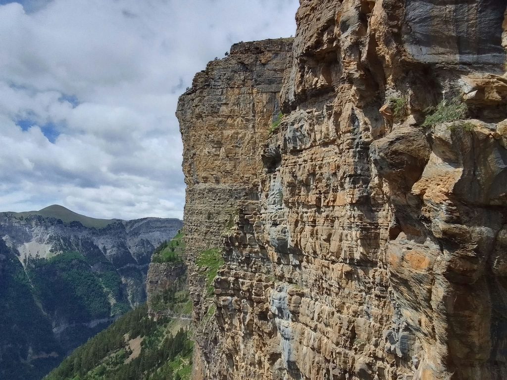 Gran pared de caliza naranja sobre el valle de Ordesa