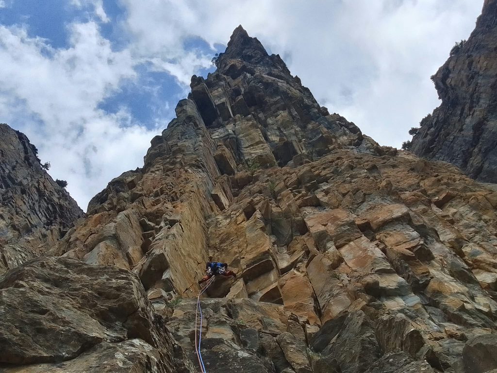 Escalador en una vía de varios largos entre las aristas de roca de Ordesa
