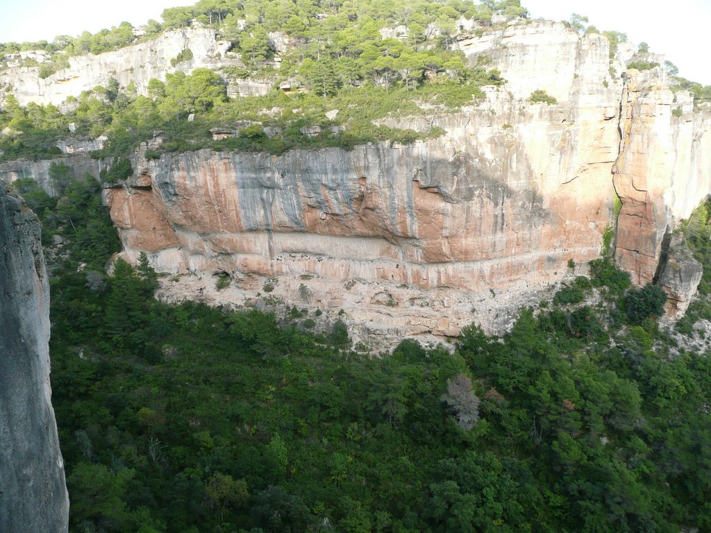 Sector El Pati de Siurana: gran pared desplomada rodeada de pinos