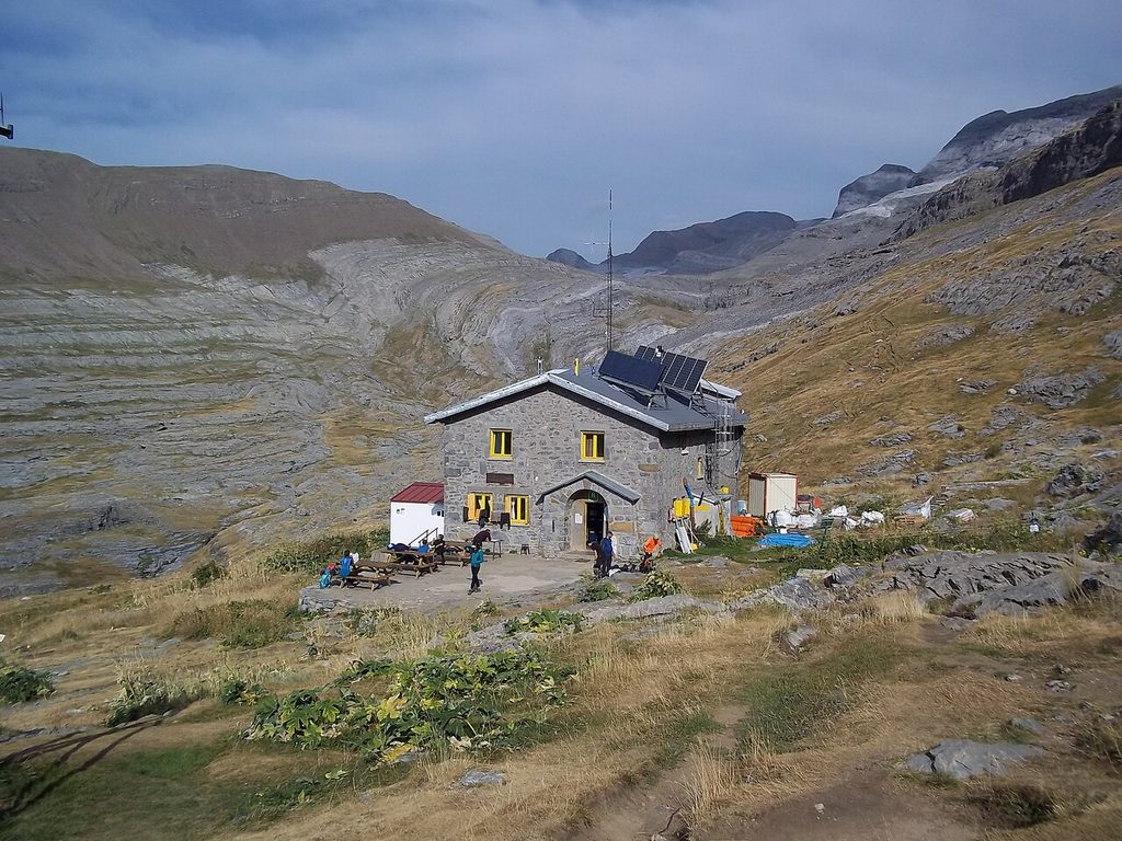 Refugio de Góriz con las montañas del Parque Nacional de Ordesa y Monte Perdido al fondo