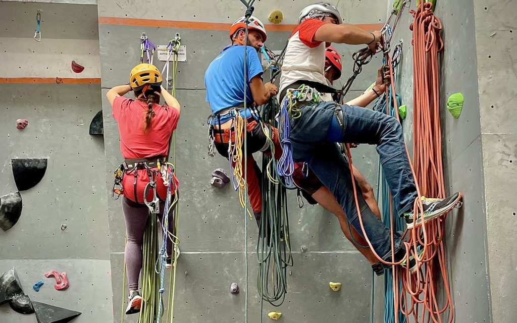 Curso de autorrescate en vías de varios largos en Granada